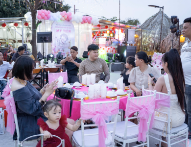 Khách sinh nhật bé Sữa