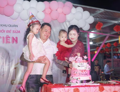 Khách sinh nhật bé Sữa