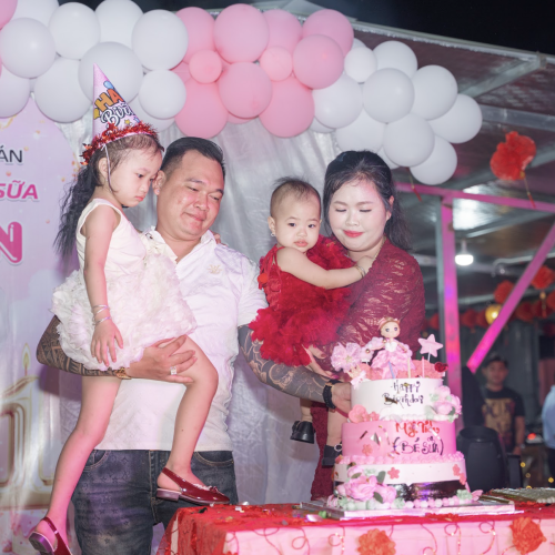 Khách sinh nhật bé Sữa